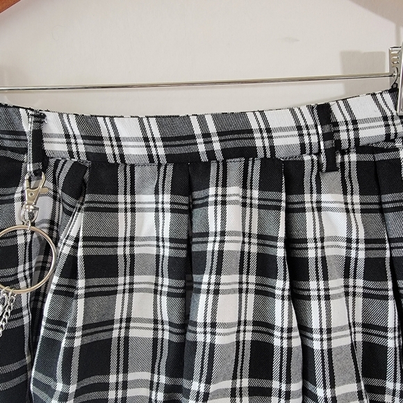 HOT TOPIC Women's Black/White Plaid Pleated amin Skirt Sz MD Punk Anime Grunge - Picture 3 of 12